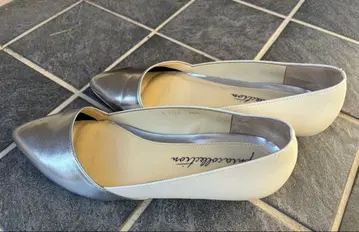 실버와 화이트의 플랫슈즈