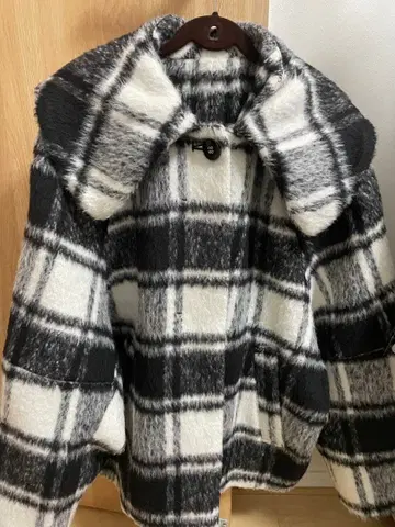 VIS 인기 체크 무늬 빅 칼라 모몽가 샤기 코트