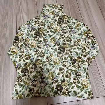 [ 바라쿠라 ] 장밋빛 생활 꽃무늬 하이넥 티셔츠