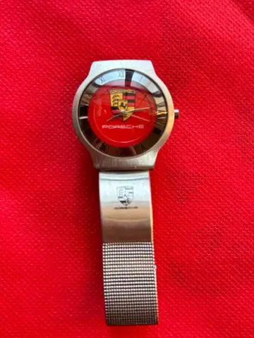 포르쉐 레드 다이얼 시계