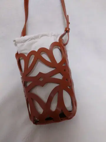 브라운 컷 아웃 디자인 숄더백