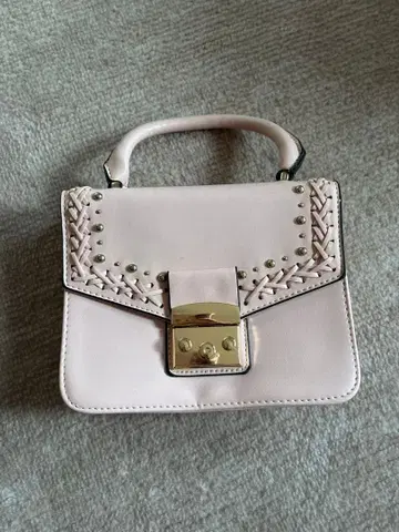 핑크 장식 핸드백