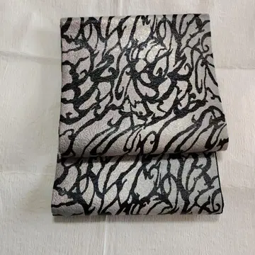 후쿠로 오비 블랙과 은색의 추상 무늬