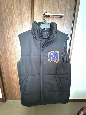 블랙 다운 베스트 자수 로고 포함