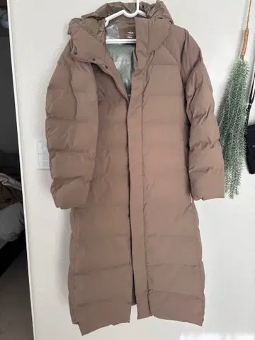 [Alpen] TIGORA 롱 다운 자켓 베이지 후드 부착