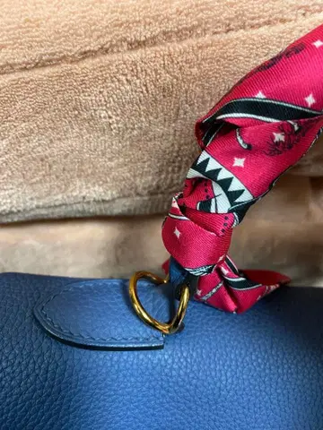 파란색 가죽 숄더백