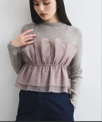 프릴이 달린 라이트 그레이 긴팔 니트