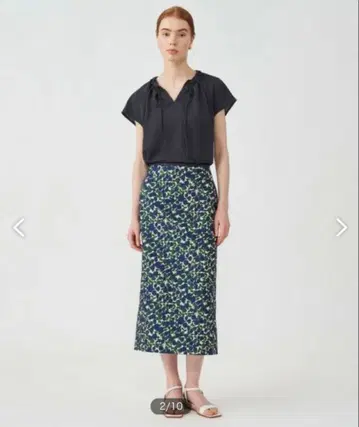 투모로우랜드 로즈 자카드 I 라인 미디 스커트