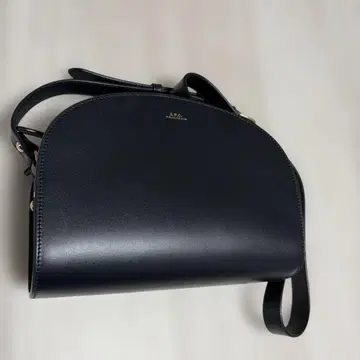 A.P.C. 블랙 가죽 숄더백