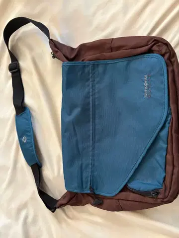 메신저 백 브라운과 블루