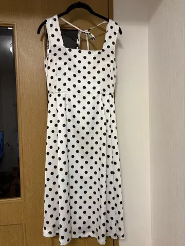 물방울 패턴 슬리브리스 무릎 기장 원피스