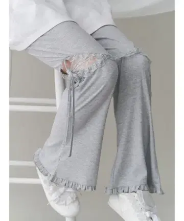merry jenny 레이스 컷 프릴 스웨트 팬츠