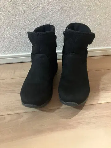 블랙 스웨이드 통굽 부츠 밑창