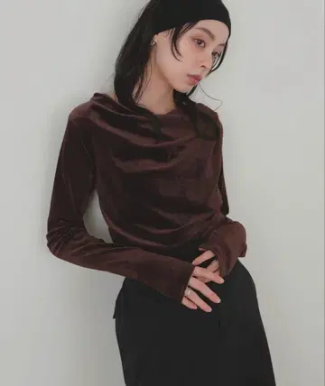 LIAN 드레이프 벨로아 풀오버 브라운