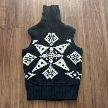 기하학 패턴 하이넥 니트 베스트 블랙 카우친 패턴