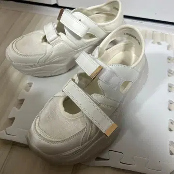 화이트 메쉬 샌들 스트랩 포함