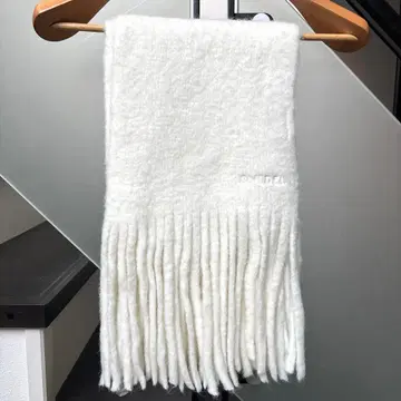 SNIDEL 화이트 모코모코 머플러