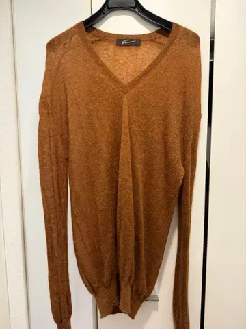 스터닝 루어 브라운 V넥 긴팔 니트