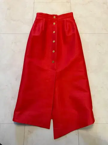 Loulou Willoughby 금 배지 부착 빨간색 타이트 스커트