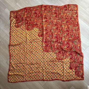 BIN house 바틱 패턴 스카프