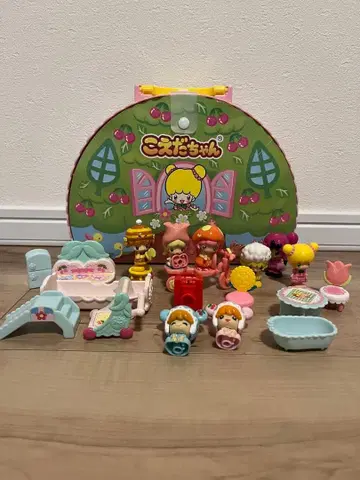 코에다짱 피규어 8체 세트와 집 백