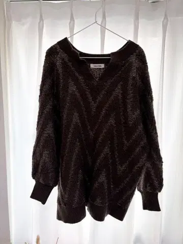 다크 브라운 V넥 스웨터
