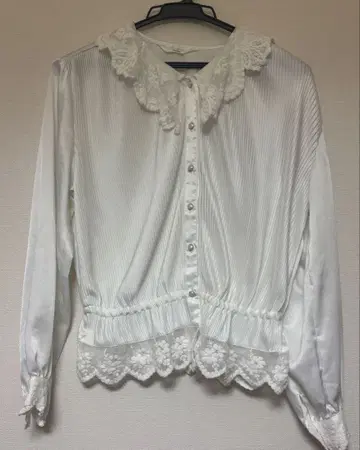 플라워 레이스 새틴 블라우스 화이트