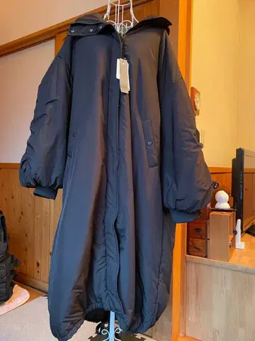 JEANASIS 후드 부착 블랙 다운 자켓