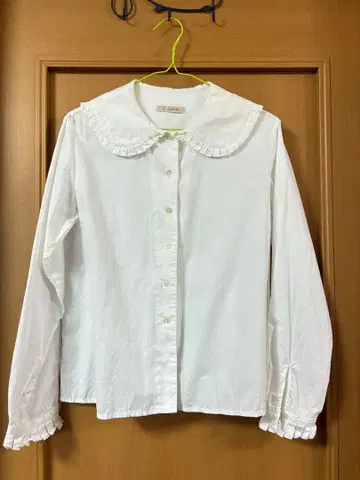 프릴 달린 화이트 셔츠