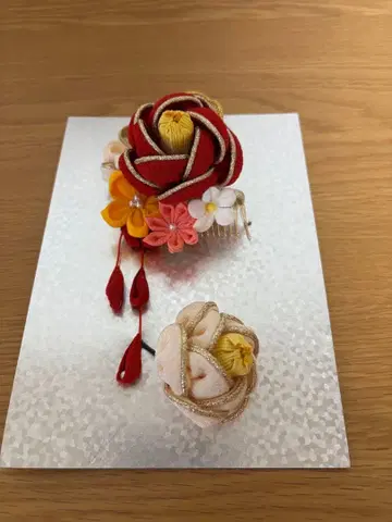 일본 정통 의상 소품 머리 장식 빨간색과 옐로우 컬러 로즈