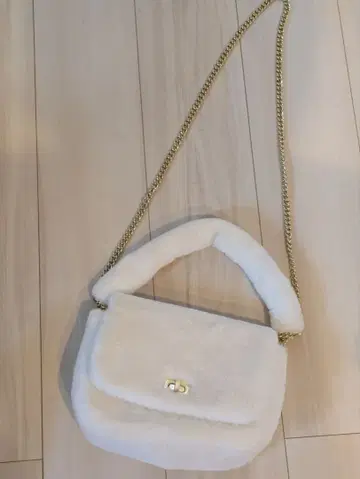 퍼 소재 화이트 숄더백