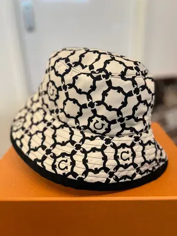 페라가모 리버서블 햇