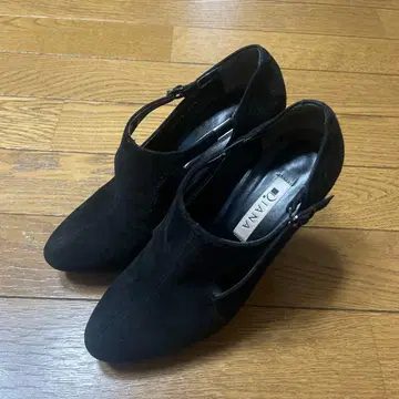 DIANA 블랙 스웨이드 부티 하이힐