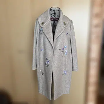 슈퍼 뷰티 자수 포함 롱 코트 베이지