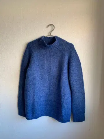 COS 리브 터틀 니트