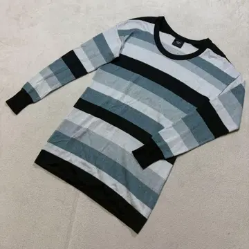 VICKY 그레이 계열 라이트 그린 스트라이프 보더 긴팔 니트 M