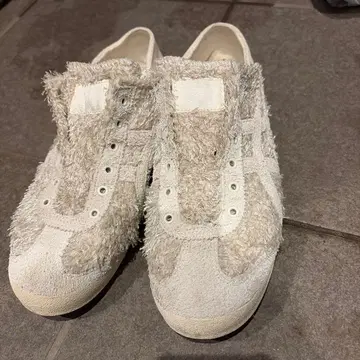 화이트 퍼 스니커즈