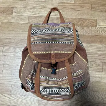 브라운 계열 스트라이프 패턴 백팩