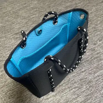 블랙과 파랑의 토트백