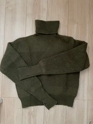 더 신즈네 터틀넥 니트