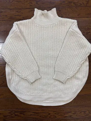 ROUND HEM SWEATER