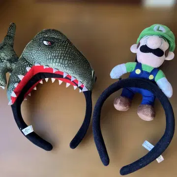 공룡 머리띠와 루이지 봉제 인형