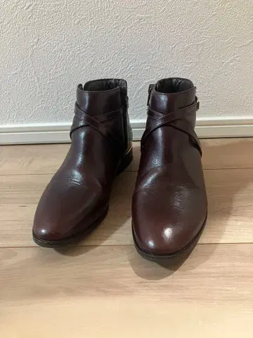 다크 브라운 크로스 스트랩 부티