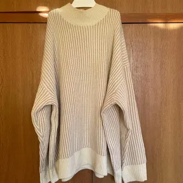 cft. 크림색 긴팔 니트 스웨터