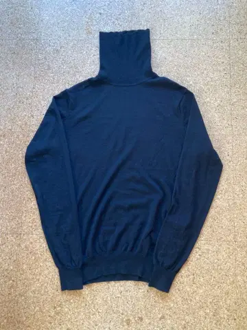 투모로우랜드 터틀넥 니트