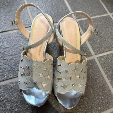 브리짓 버킨 플라워 컷워크 코르크 샌들