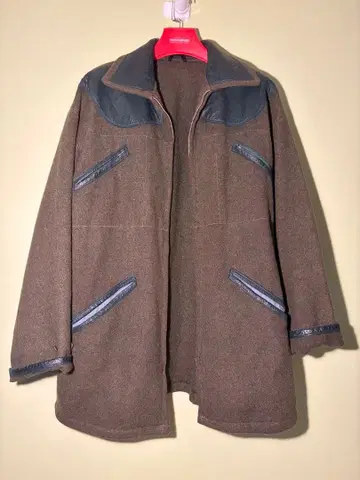 울 자켓 그린 가죽 디테일