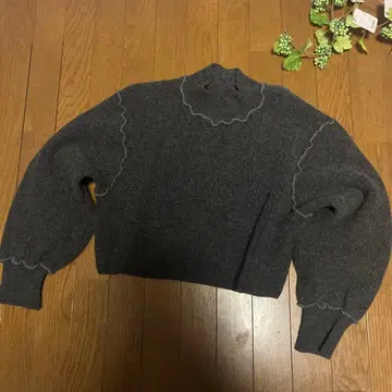 새상품급 studious 숏 기장 하이넥 볼륨 니트 차콜