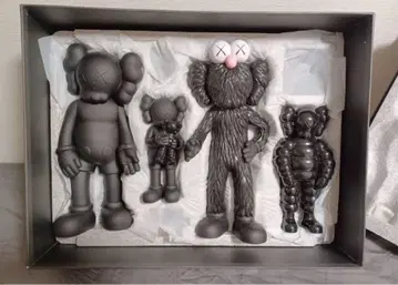 kaws 한정품 피규어 세트 4체 블랙 화이트 블루 블랙
