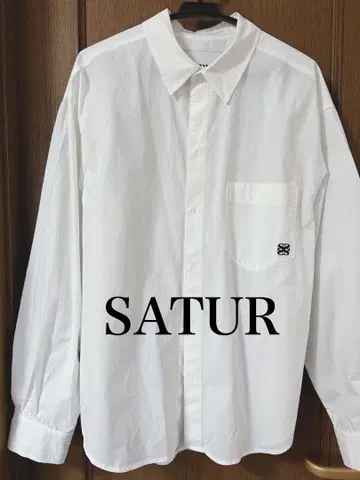 SATUR 화이트 긴팔 셔츠 세터